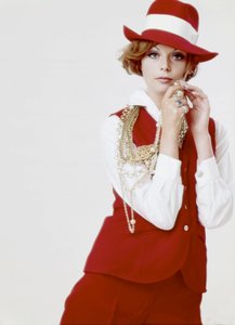 Moda: giovane donna con cappello rosso e abito, fine anni 