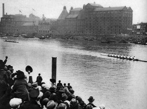 Arrivo della gara di canottaggio Oxford e Cambridge, Londra, 1926-1927