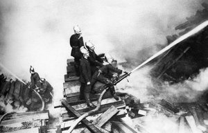 Vigili del fuoco che combattono un incendio in un deposito di legname, Londra, 1926-1927 da Unbekannt