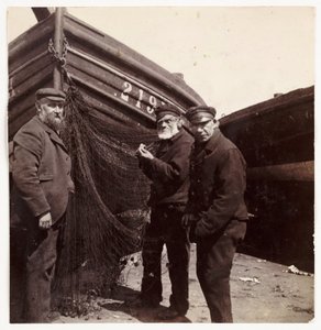 Pescatori in piedi vicino a una rete, circa 1905 da Unbekannt
