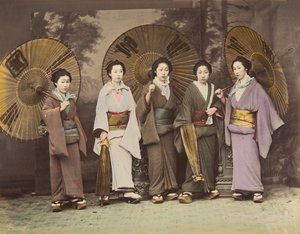 [Cinque donne giapponesi in abito tradizionale con ombrelli], 1870s da Unbekannt