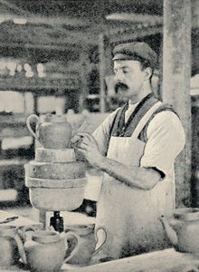 Riparazione del beccuccio di una teiera, c1917 da Unbekannt