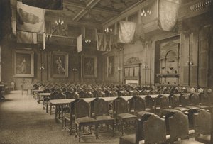 Grande Sala decorata con bandiere dove la potente Compagnia dei droghieri tiene i suoi banchetti, c1935