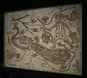 Pannello di mosaico del pavimento: Vendemmiatore con pavone, 400 d.C. da Unbekannt