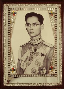 Ritratto incorniciato del re Bhumibol Adulyadej