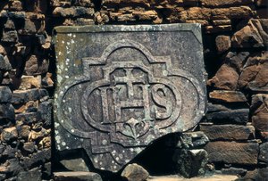 Simbolo franco-massonico e iniziali di Cristo incise su una pietra, sito delle missioni gesuite di San Ignacio Mini in Argentina, fondate nel 1611 (pietra) da Unbekannt