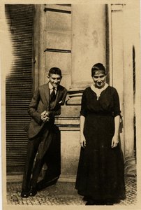 Franz Kafka con sua sorella Ottla davanti alla Casa Oppelt a Praga