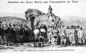 Legione Straniera Francese presso alcune rovine di Marabout, Taza, Marocco, 1904