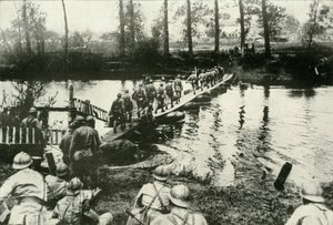 Truppe francesi che attraversano un fiume, 1919 da Unbekannt