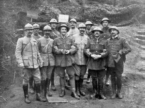 Ufficiali francesi e inglesi al Monte Kemmel vicino a Ypres, Belgio, aprile 1918 da Unbekannt