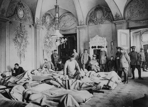 Feriti francesi e tedeschi in un castello in Francia, Prima Guerra Mondiale, 1915 da Unbekannt