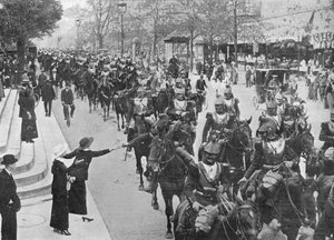 Corazzieri francesi che attraversano le strade di Parigi diretti al fronte, 1914 da Unbekannt