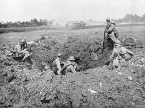 Fanteria francese che riposa in una buca di granata, Chemin des Dames, Francia, 11 giugno 1918 da Unbekannt