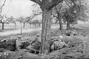 Mitraglieri francesi trincerati al bordo di una strada, sotto meli, 1918 da Unbekannt