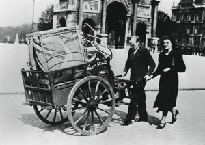 Rifugiati francesi che tornano a casa dopo la caduta della Francia ai tedeschi, Parigi, luglio 1940