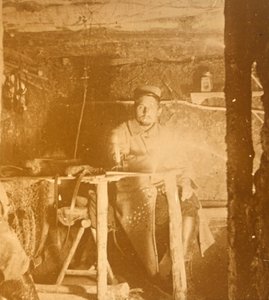 Soldato francese sottoterra, c1914-c1918 da Unbekannt