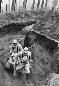 Soldati francesi che trasportano un compagno ferito dal fronte, Prima Guerra Mondiale, 1917, c1920 da Unbekannt