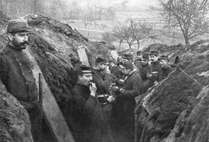 Soldati francesi nelle trincee che mangiano le loro razioni, Francia, 1915 da Unbekannt