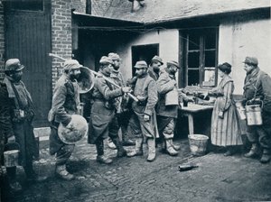 Soldati francesi che tornano dalle trincee fanno una sosta per rinfrescarsi, c1914 da Unbekannt