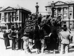 Venditori ambulanti francesi che offrono souvenir a un camion di soldati tedeschi, Parigi, 27 luglio 1940 da Unbekannt