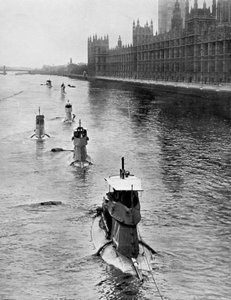 Sottomarino francese Saphir Q44 e altri cinque in movimento da Gravesend a Londra, luglio 1909 da Unbekannt