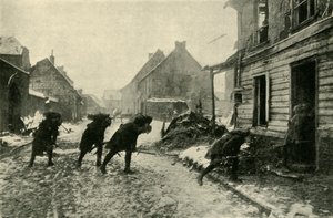 Truppe francesi che attraversano una strada del villaggio sotto il fuoco tedesco, Prima Guerra Mondiale