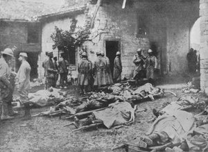Feriti francesi rimossi durante un attacco a una fattoria nelle retrovie, 1915