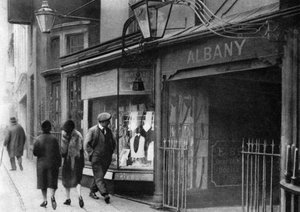 Porta in Vigo Street che conduce alle camere Albany, Londra, 1926-1927 da Unbekannt