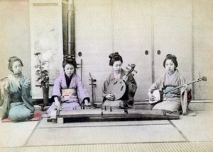 Geisha che suonano strumenti musicali tradizionali, Giappone, 1880 da Unbekannt