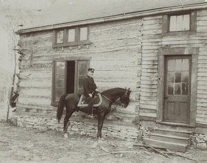 Generale Frederick Dent Grant a cavallo davanti alla capanna (Hardscrabble) costruita da suo padre, Ulysses S. Grant da Unbekannt