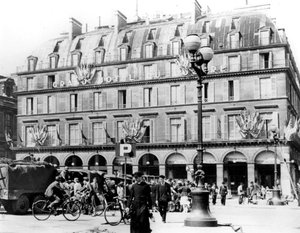 Le truppe francesi del generale Leclerc nel centro di Parigi, agosto 1944