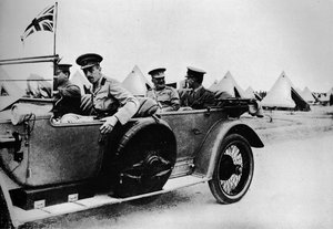 Generale Sir John Maxwell, comandante delle truppe egiziane, in auto attraverso uno dei campi, 1915 da Unbekannt