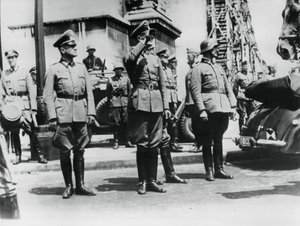 Il generale von Bock saluta le truppe tedesche che sfilano davanti all