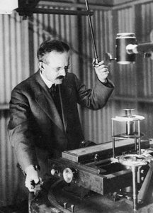 George Ellery Hale 1868-1938, astronomo americano, osservando le macchie solari, 1907
