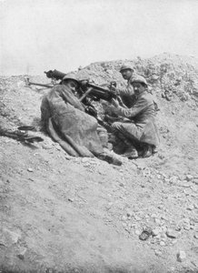 Mitragliatrice tedesca usata contro il nemico, Verdun, Francia, 1917