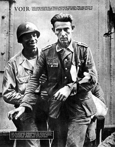 Prigioniero di guerra tedesco che arriva in Inghilterra, scortato da un soldato americano da Unbekannt