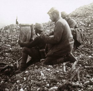 Segnalatori tedeschi fuori dalla Fortezza di Vaux, Verdun, Francia settentrionale, c1914-c1918 da Unbekannt