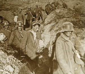 Soldati tedeschi, Bois des Chevaliers, Vaux, Francia settentrionale, c1914-c1918 da Unbekannt