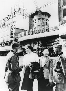 Soldati tedeschi che chiacchierano con donne francesi fuori dal Moulin Rouge, Parigi occupata, giugno 1940 da Unbekannt