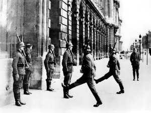Soldati tedeschi di guardia fuori dall