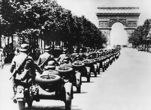Soldati tedeschi sugli Champs Elysees, Parigi, 14 giugno 1940