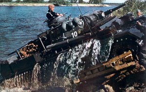 Carro armato tedesco che guada un fiume, Russia, 1941 da Unbekannt