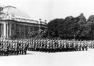Truppe tedesche che sfilano davanti al comandante tedesco di Parigi, 8 luglio 1941
