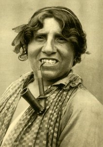Donna zingara che fuma una pipa, Burgenland, Austria, c1935 da Unbekannt