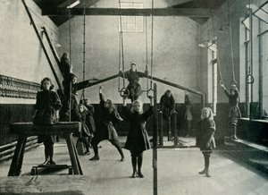 Ragazze ginnaste alla Royal Institution for the Deaf and Dumb, Friar Gate, Derby, 1902 da Unbekannt