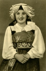 Ragazza in costume tradizionale, Gailtal, Austria, c. 1935