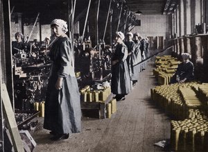 Ragazze lavoratrici in una fabbrica di munizioni, 1915 da Unbekannt