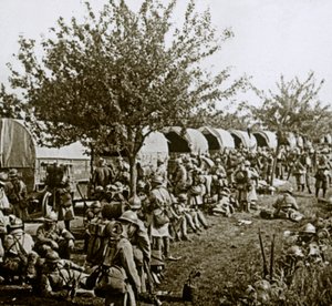 Andando verso Verdun, Francia settentrionale, c1914-c1918 da Unbekannt
