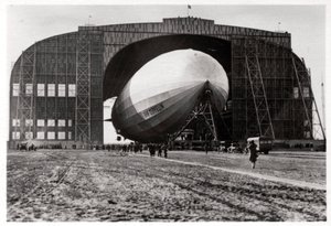 Graf Zeppelin attaccato al palo di ancoraggio mobile, Lakehurst, New Jersey, USA da Unbekannt