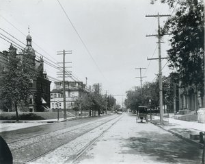 Grand Avenue a nord di Washington Avenue. Terza Chiesa Battista a destra. University Club a sinistra, ex residenza di George W. Allen. da Unbekannt